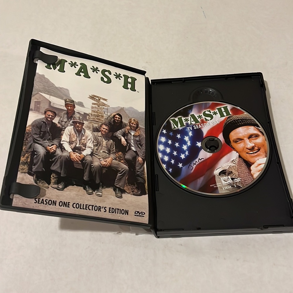 M*A*S*H Season One Collectors Edition - Picture 2 of 6